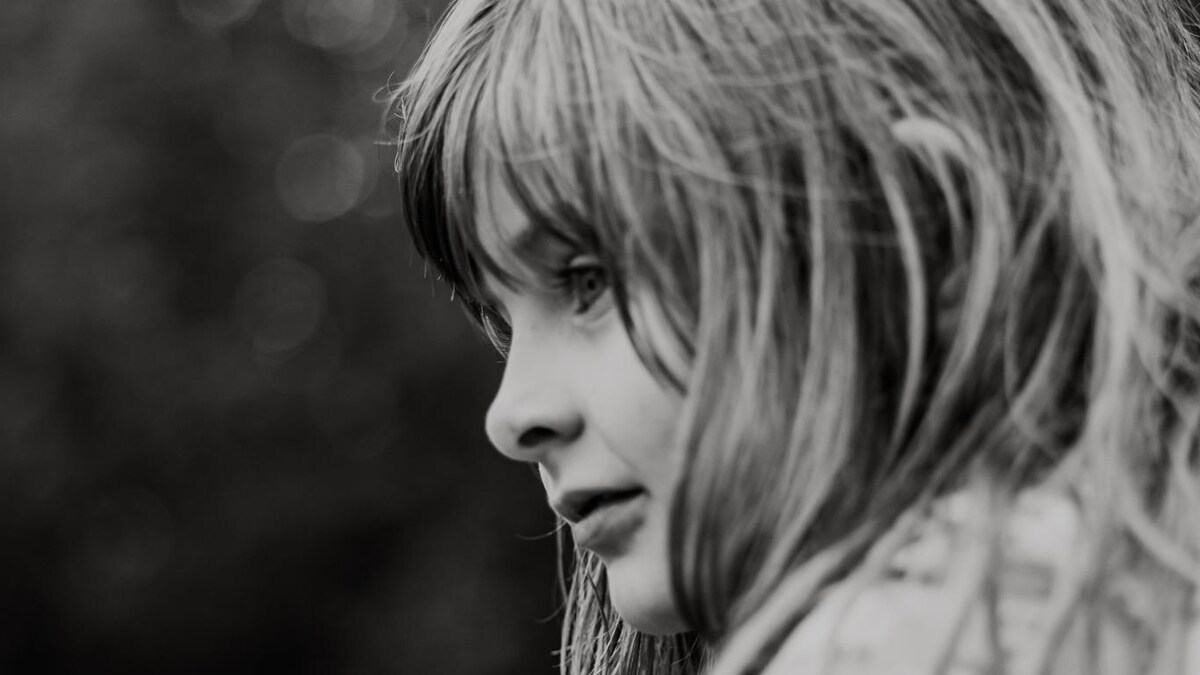 La jeune fille sur les épaules d'un homme.