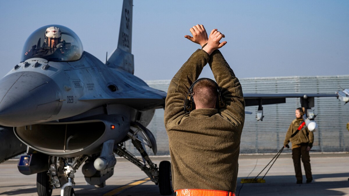Un chasseur F-16.