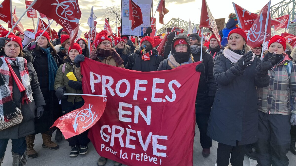 Des enseignants en grève font du piquetage dehors.