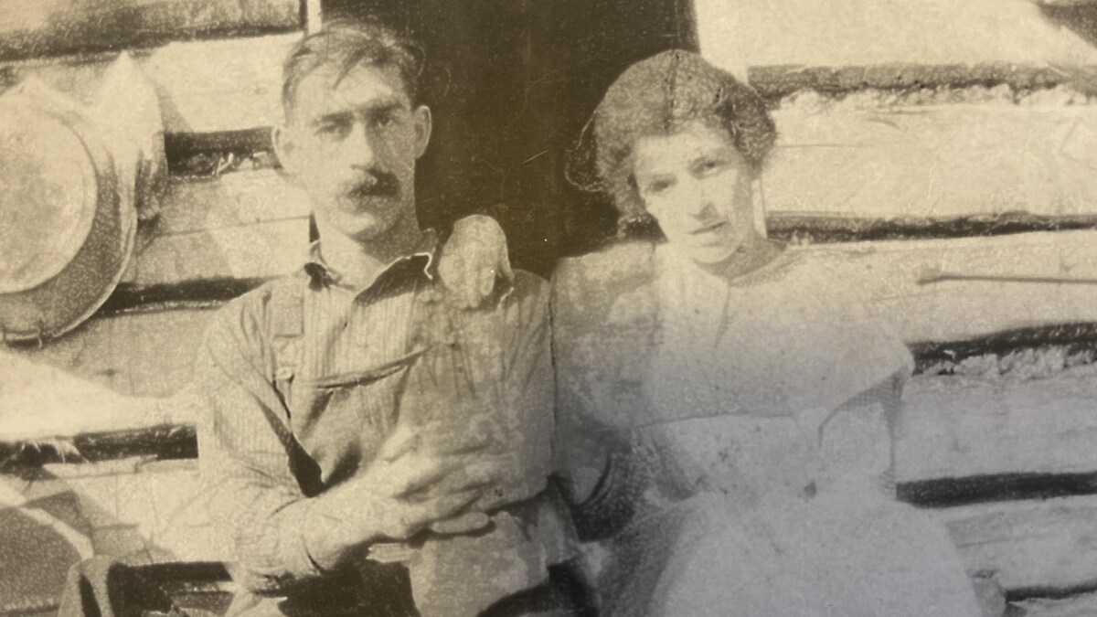 Trefflé et Marie-Anna devant leur demeure de Coppell.