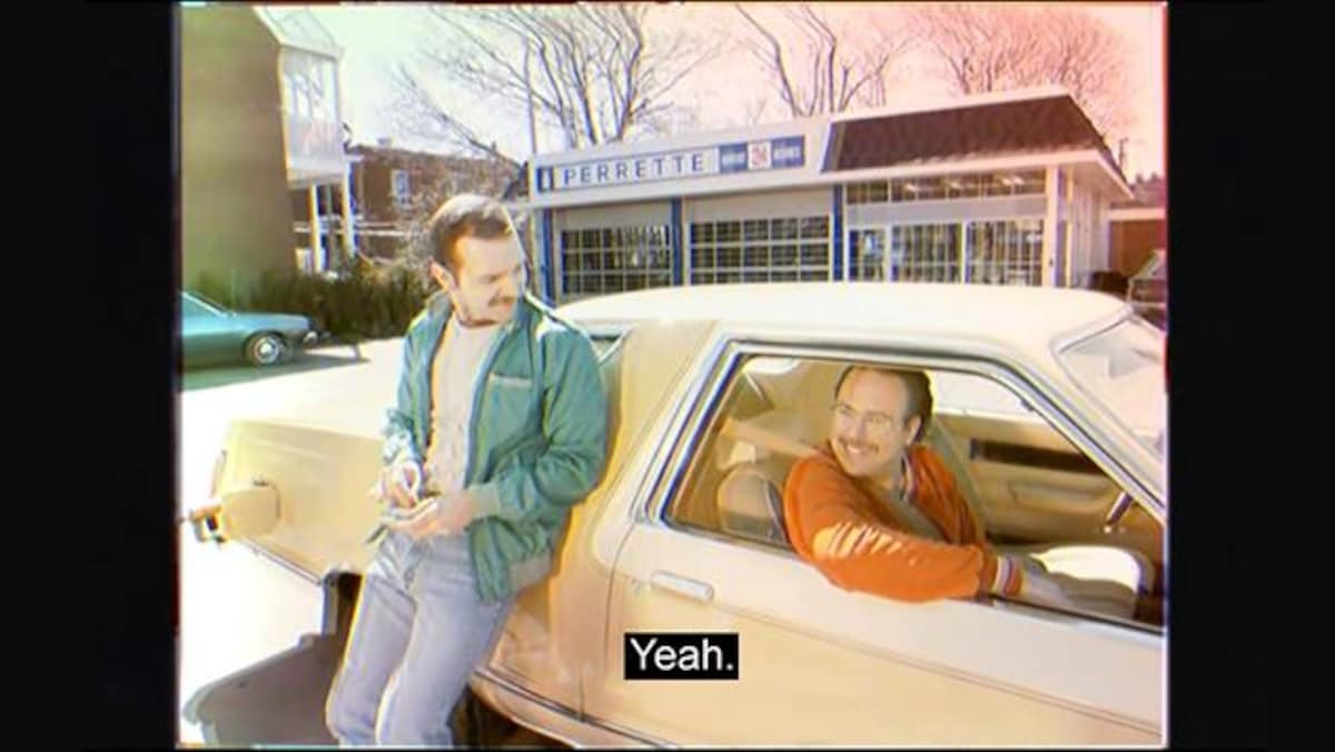 Capture d'écran d'une publicité vidéo sur la page Facebook de Loto-Québec. On voit deux acteurs dans une publicité qui date supposément de 1982.
