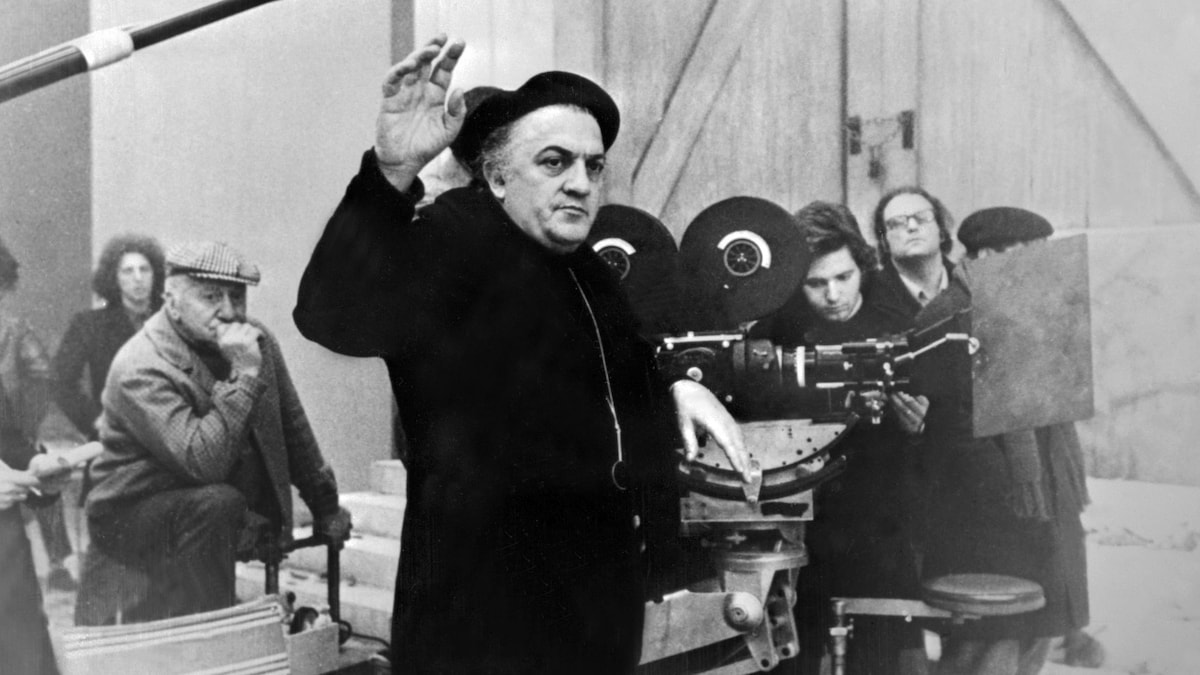 M. Fellini devant une caméra.