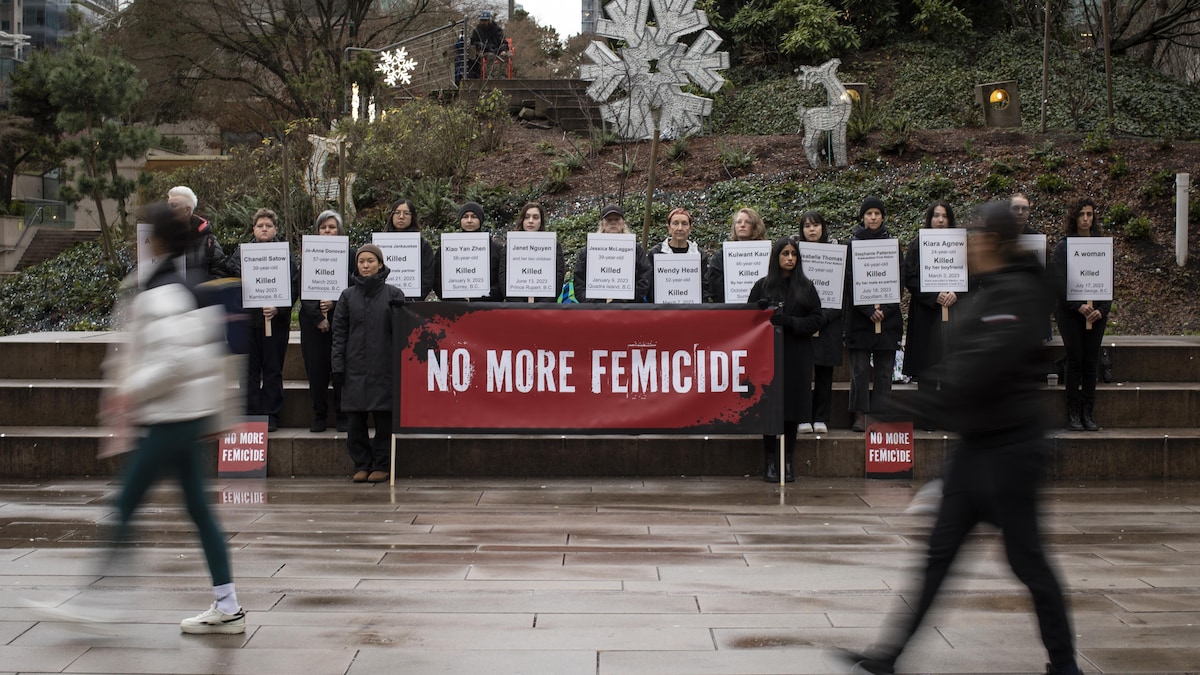 Un groupe de femmes alignées sur une place publique, au centre-ville de Vancouver, le 27 décembre 2023.