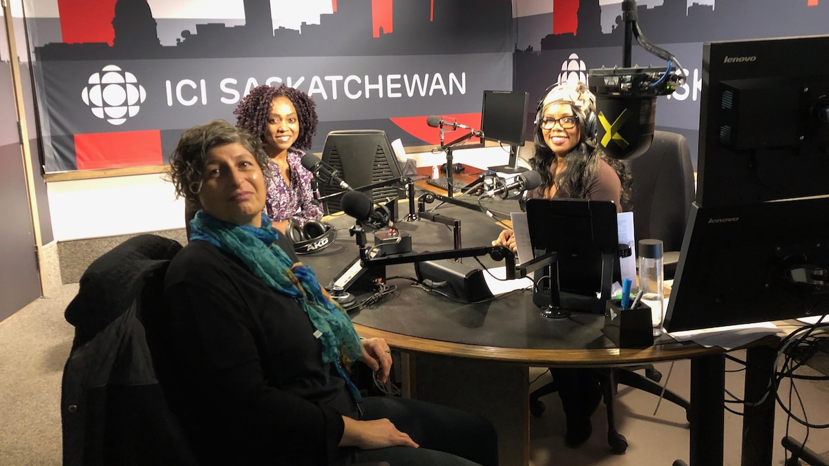 Kazia Katende, Rhonda Rosenberg et Elsie Miclisse dans le studio de l'émission radio Point du jour. 