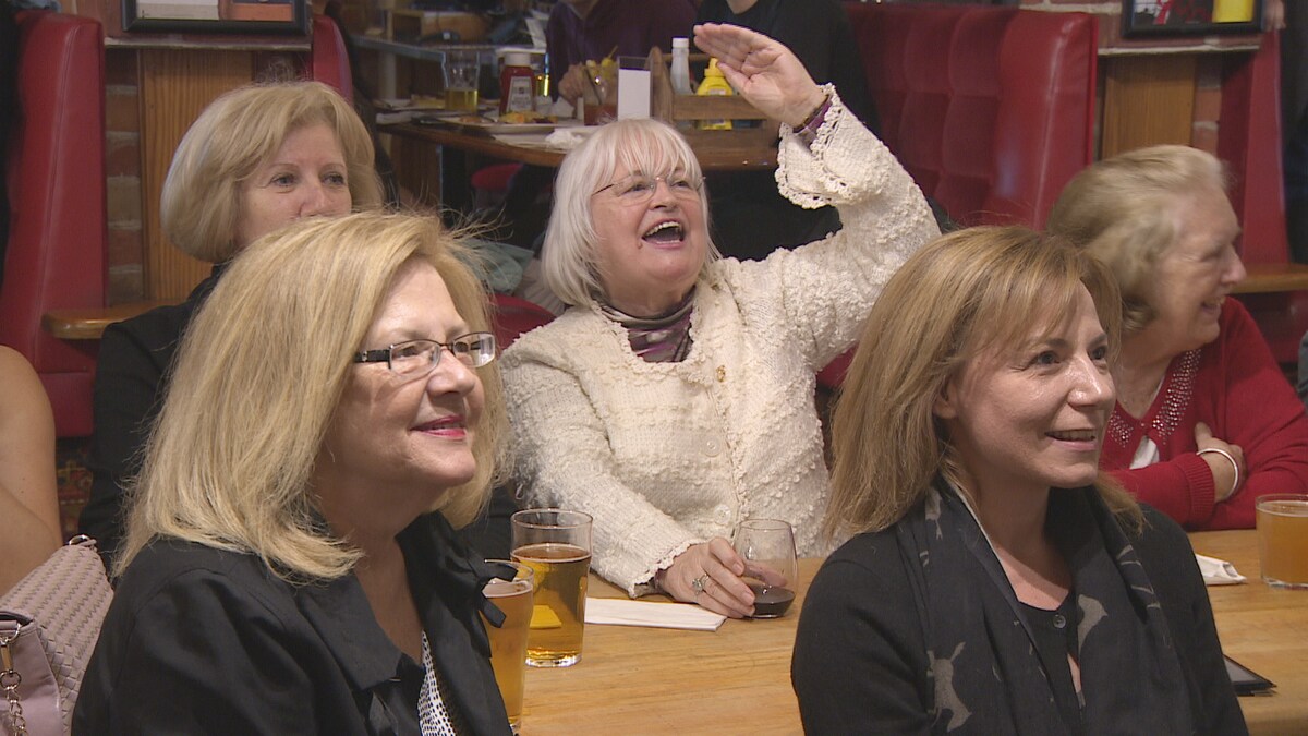 Cinq femmes boivent des bières dans un pub