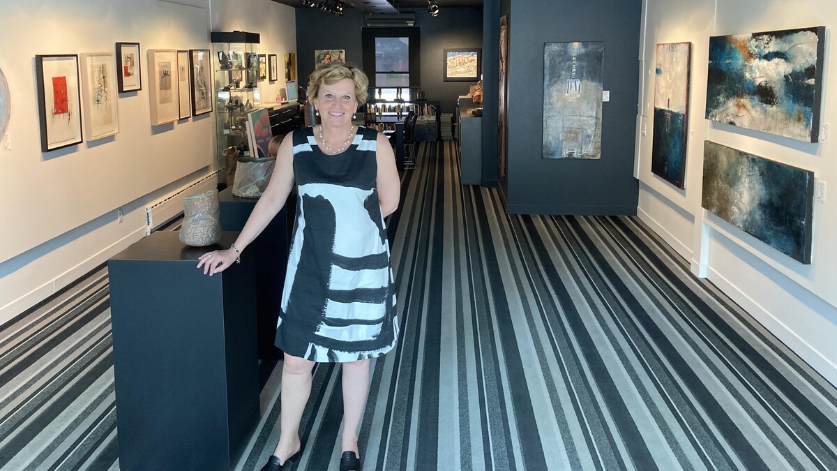 Une femme dans une galerie d'art.
