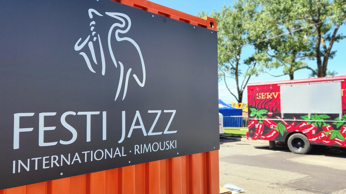 Une affiche du Festi Jazz près d'un camion.