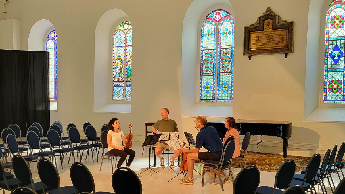 Des musiciens en répétition dans une église du Vieux-Québec.