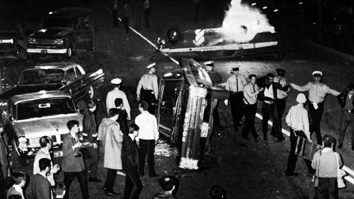 Des policiers arrêtent des manifestants lors des émeutes de la fête nationale, à Montréal, le 25 juin 1968
