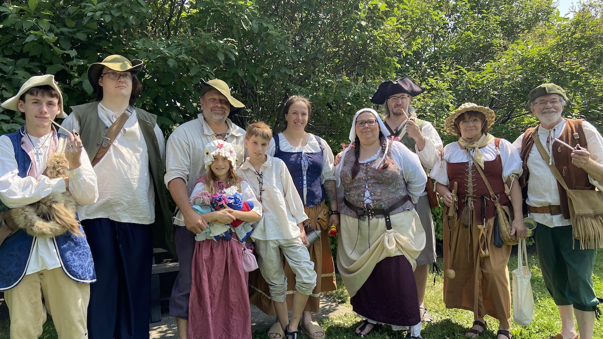 La famille Racine en costume d'époque de la Nouvelle-France.
