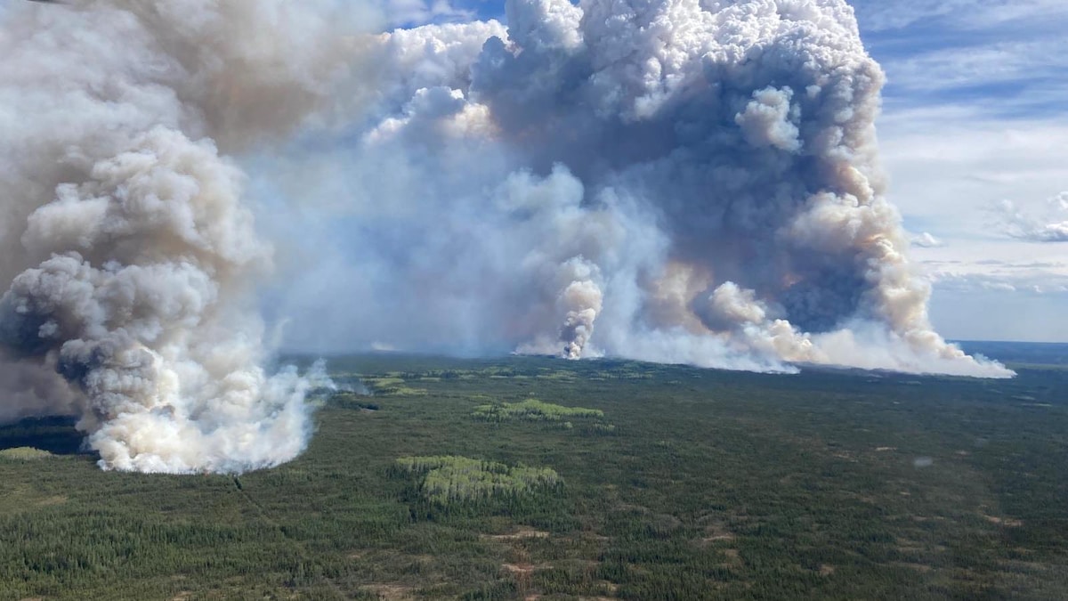 Vue aérienne du feu de forêt Parker Lake qui brûle avec une superficie de 84 km carrés. 