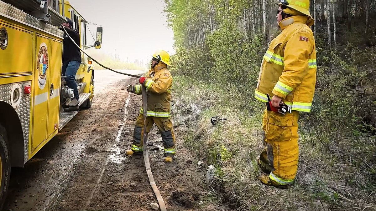 Une image de la série documentaire Guardians of the North mettant de l'avant le travail des pompiers qui combattent les feux de forêt dans le nord de la Saskatchewan.
