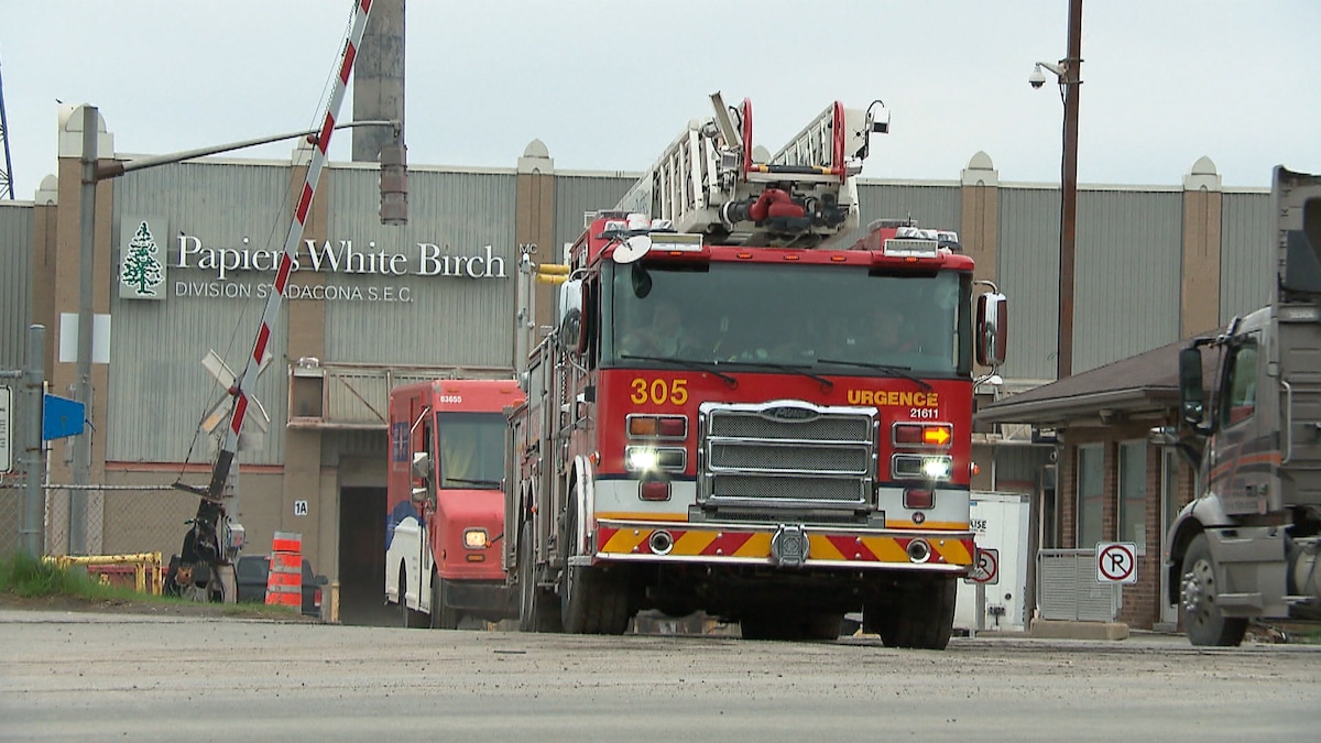 Un camion de pompier devant la White Birch.