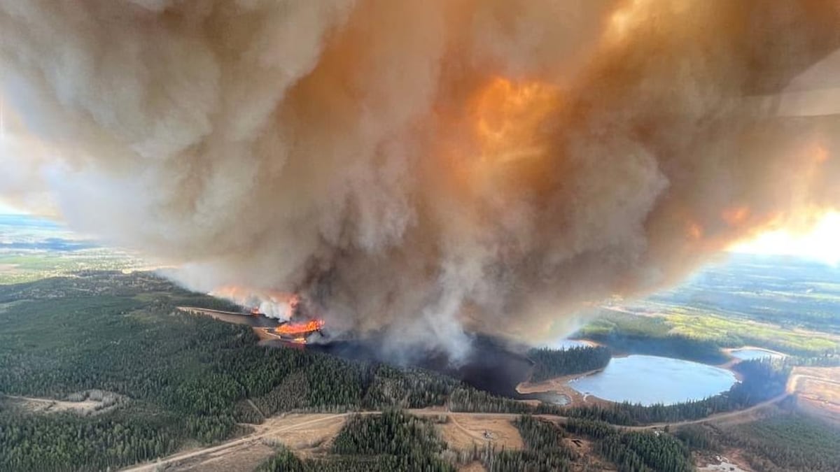 Un feu brûle près d'Edson en Alberta, le 5 mai 2023.