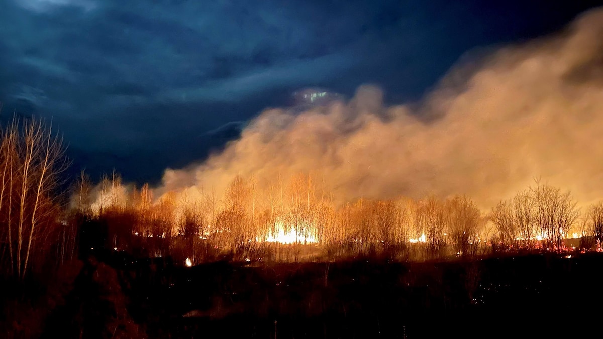 Un feu de forêt près de Lac La Biche, la nuit, le 12 mai 2023.