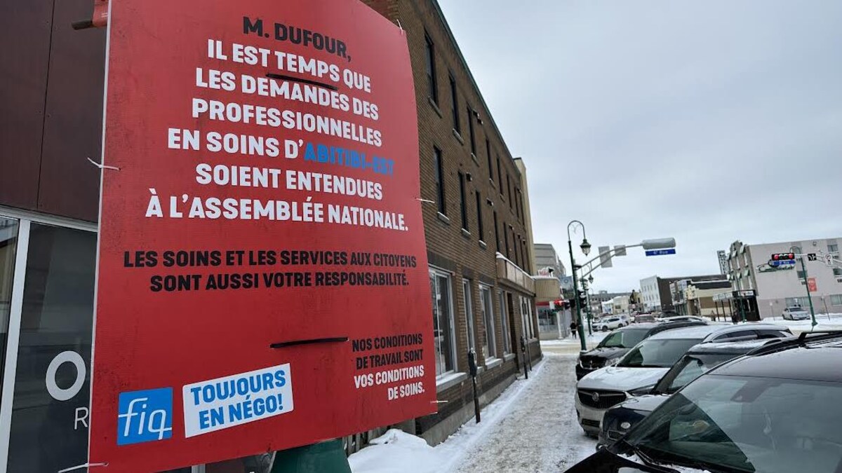 Une affiche interpelle Pierre Dufour au centre-ville de Val-d'Or.
