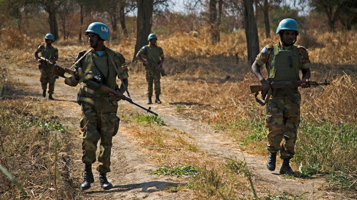 Quatre casques bleus armés patrouillent dans la région d'Abyei.