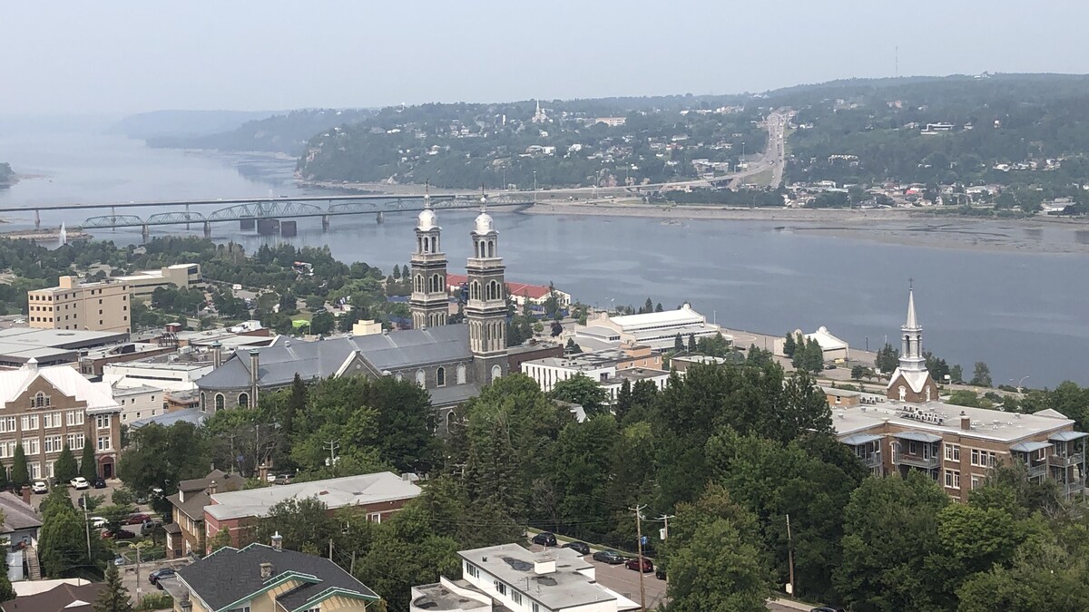 Vue sur la ville de Saguenay et la rivière du même nom.