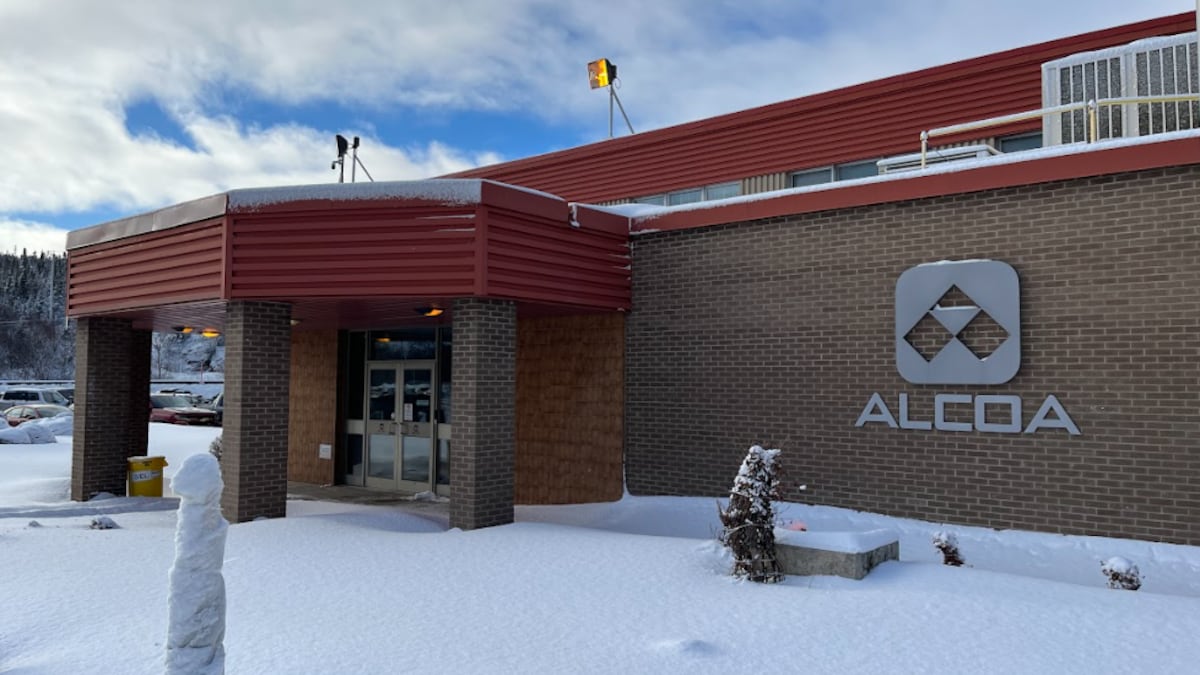 La façade de l'aluminerie Alcoa l'hiver.