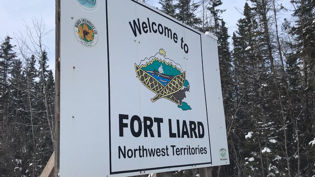 Un panneau extérieur indique la bienvenue à Fort Liard dans les Territoires du Nord-Ouest