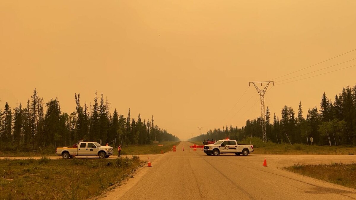 Un barrage routier sur fond de fumée dans l'air qui rend le paysage sépia.