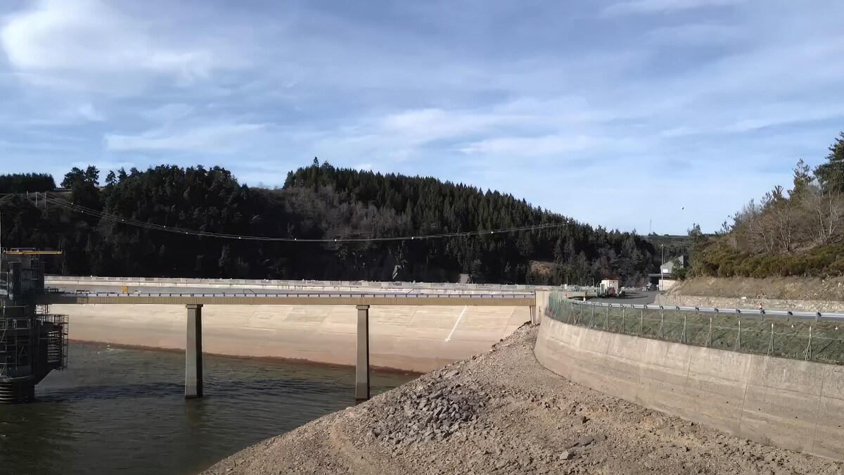 Un barrage français qui s'assèche.