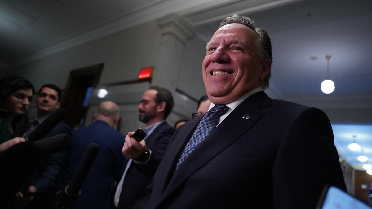 François Legault en mêlée de presse.