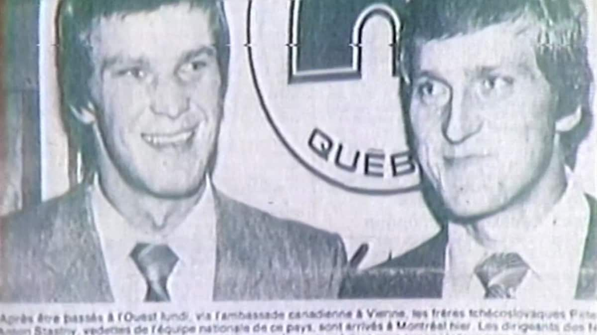 Peter et Anton Stastny souriant devant le logo des Nordiques de Québec.