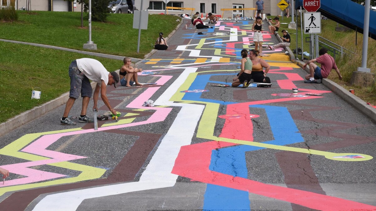 Des lignes de plein de couleurs peintes au sol par des étudiants. 
