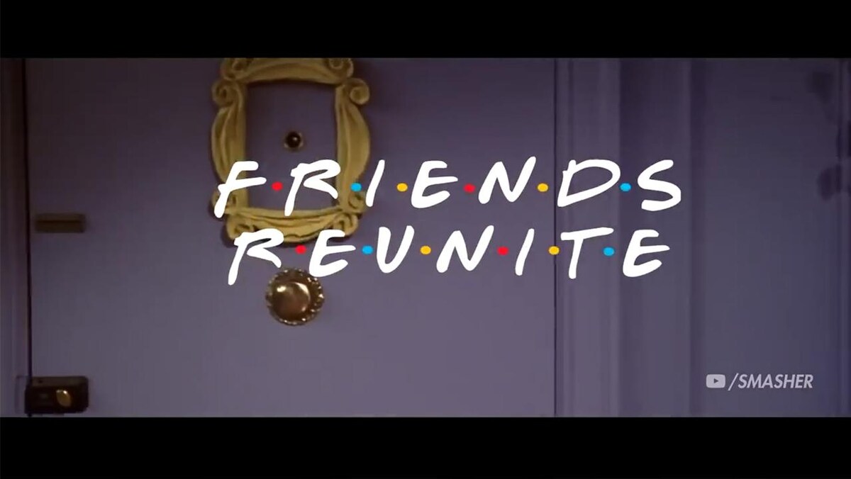 On voit le texte « Friends réunis » sur une séquence dans le fameux appartement du sitcom américain.