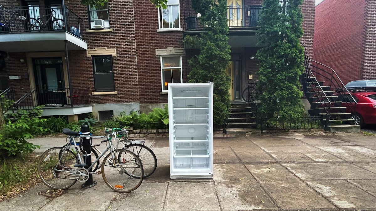 Un réfrigérateur laissé dans la rue.