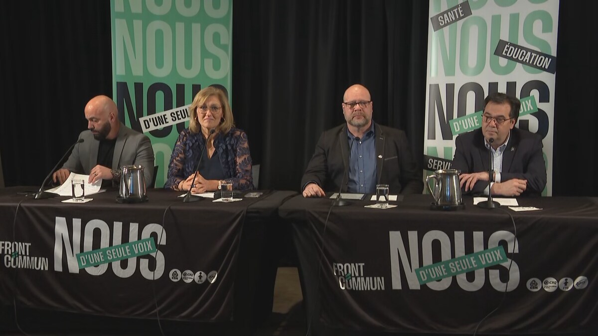 Les leaders syndicaux du Front commun en conférence de presse.