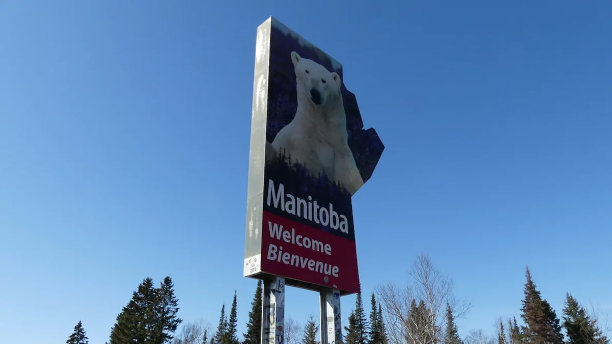 Une affiche avec un ours polaire portant la mention « Manitoba. Welcome. Bienvenue ».