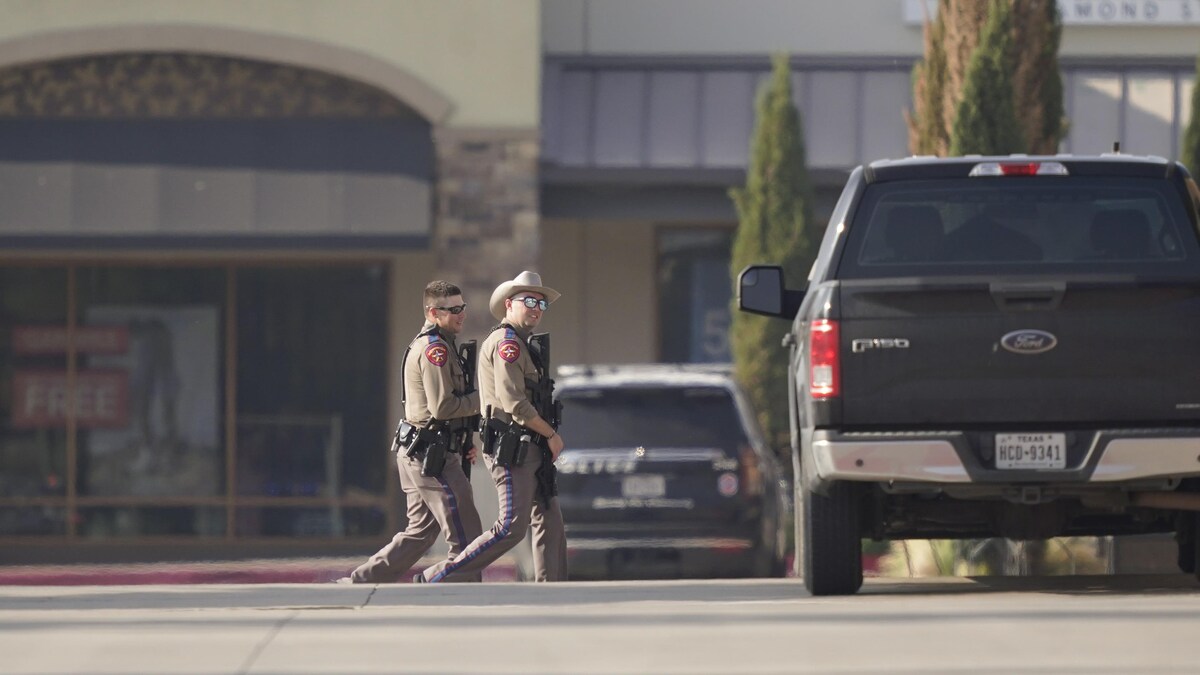 Des policiers patrouillent devant un centre commercial après une fusillade, le samedi 6 mai 2023, à Allen, au Texas.