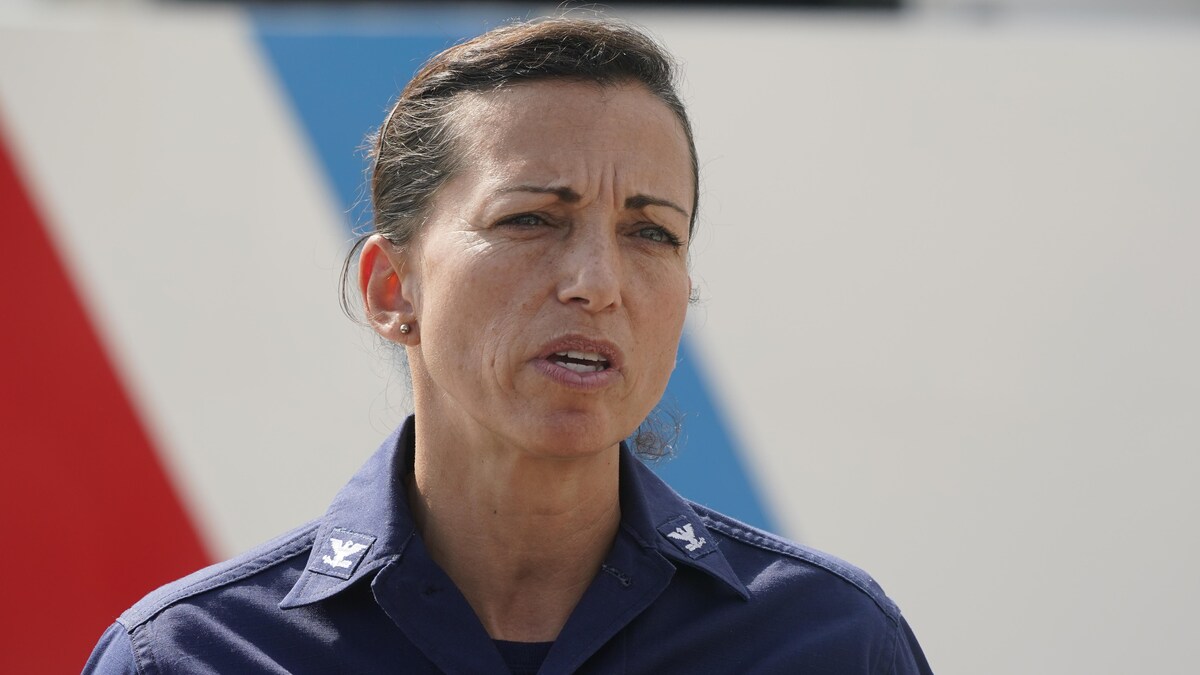 Une femme en uniforme parle en conférence de presse.