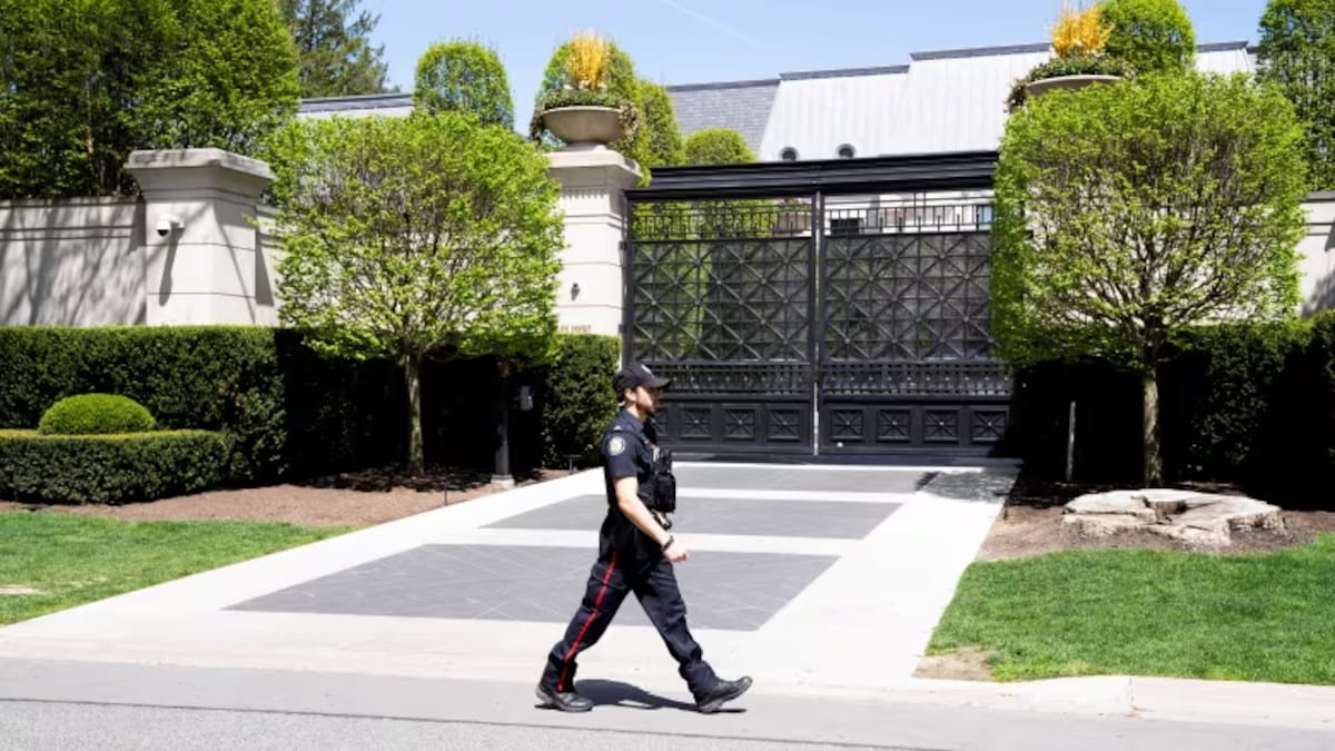 Un agent de police devant la villa de Drake.