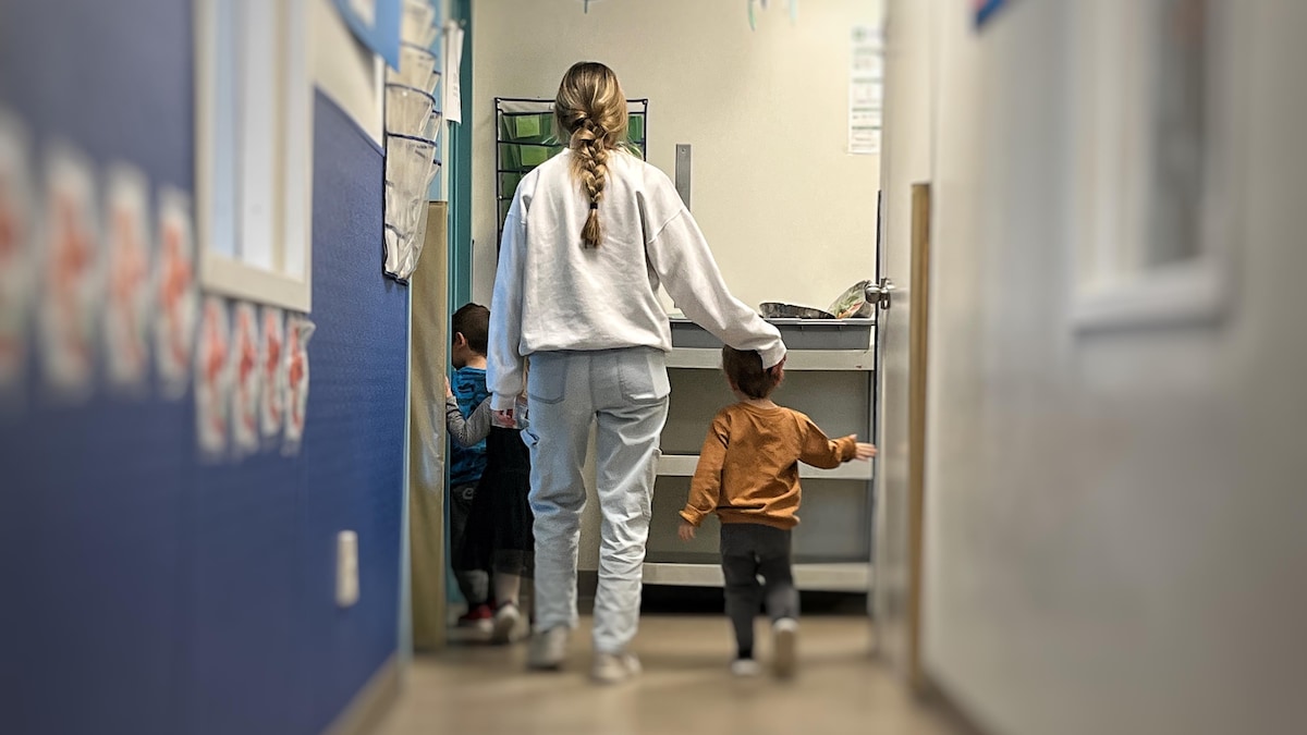 Une intervenante et un enfant dans un CPE de Montréal.