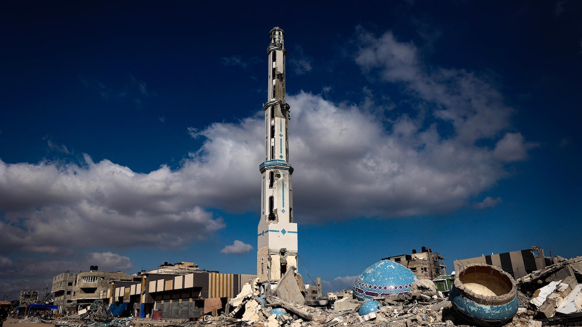 Un minaret d'une mosquée à Gaza reste debout au milieu de bâtiments détruits.