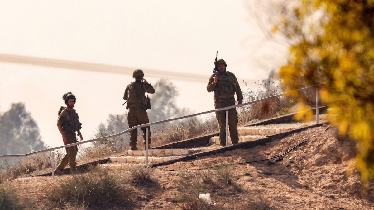 Trois soldats dans des escaliers.