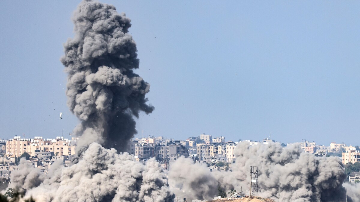 Une épaisse fumée noire se dégage des décombres d'un bâtiment bombardé par l'armée israélienne à Gaza.