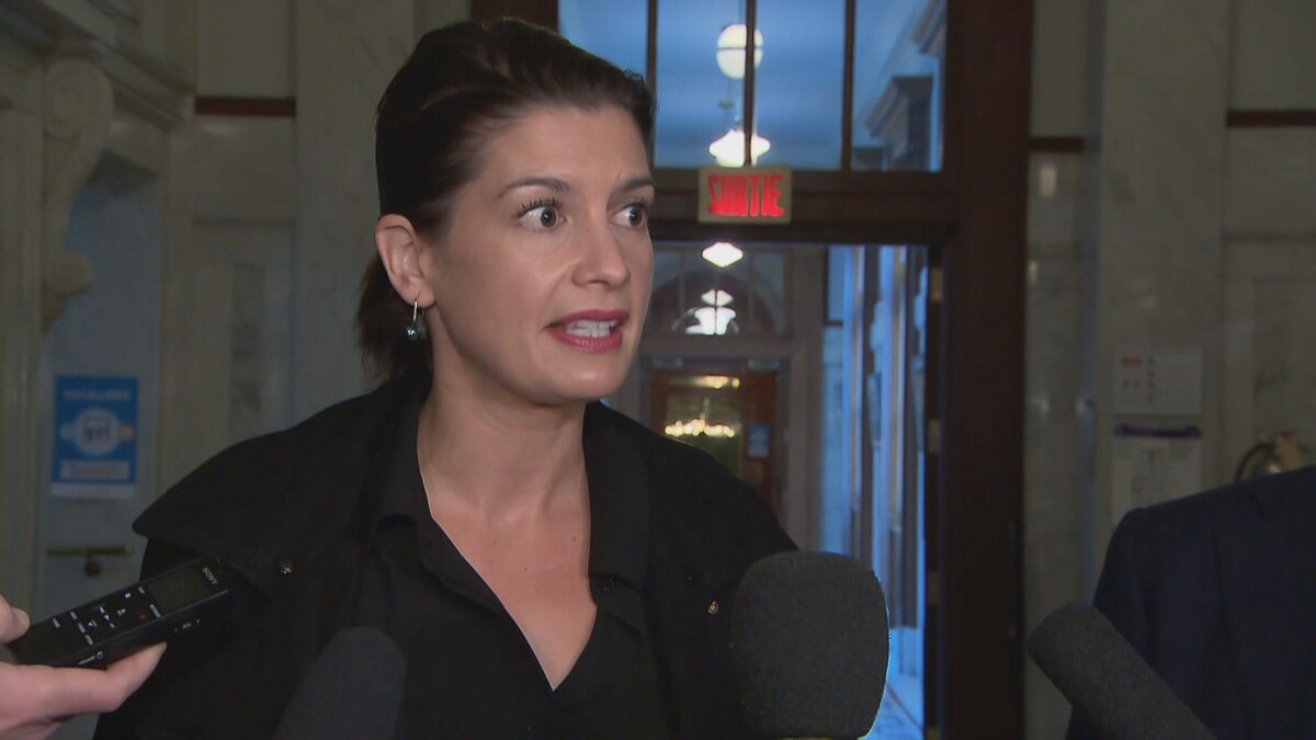 Mme Guilbault parle aux journalistes en point de presse.