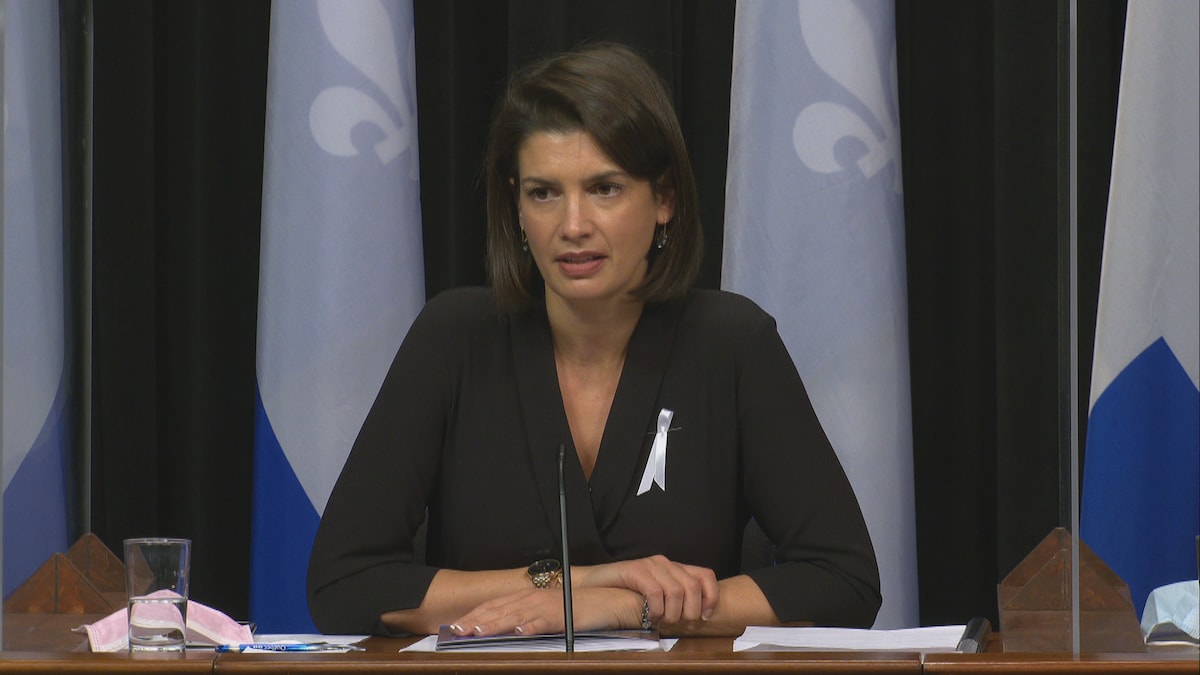 Geneviève Guilbault parle en conférence de presse.