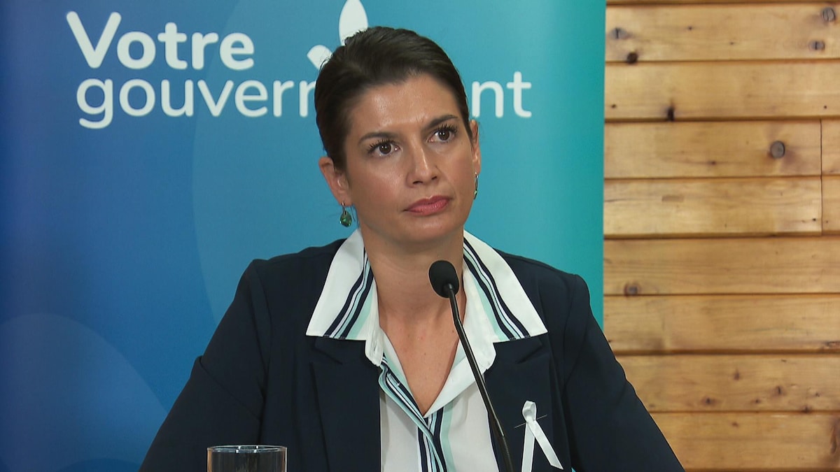 Geneviève Guilbault en conférence de presse.