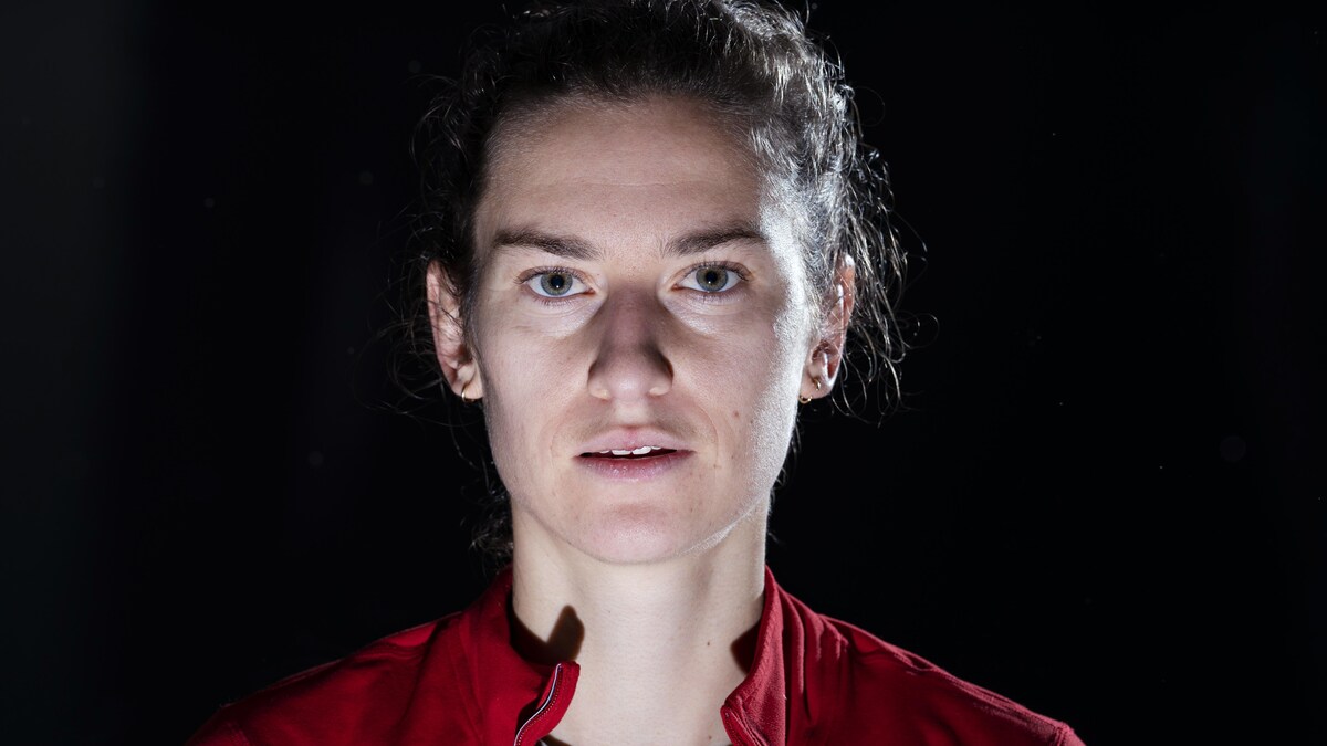 Portait de Geneviève Lalonde sur fond noir.