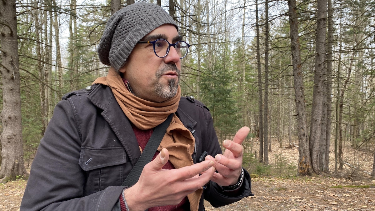 Gino Patrigali en train de parler dans un parc.
