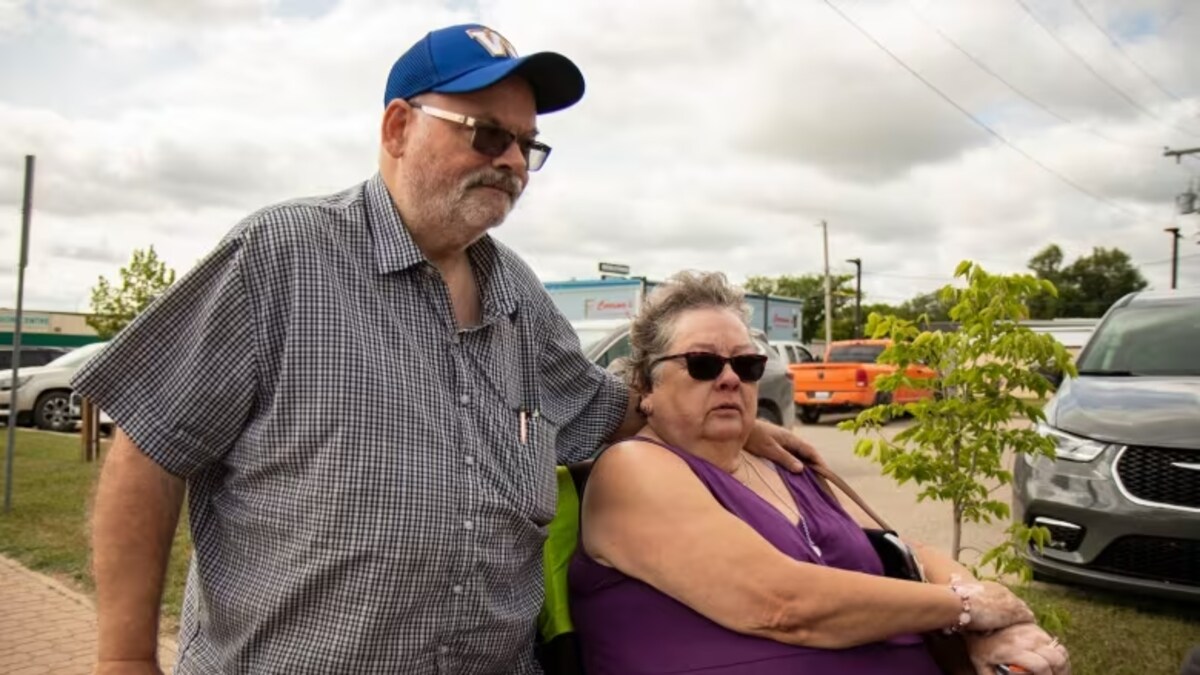 Glenn et Sandra Kaleta dans un stationnement à Dauphin, le 16 juin 2023. 