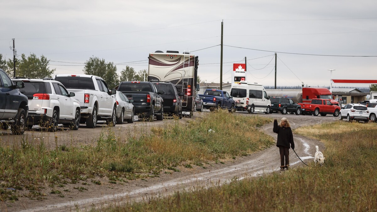 Des véhicules font la file à une station-service de Fort Providence, aux Territoires du Nord-Ouest, le jeudi 17 août 2023.