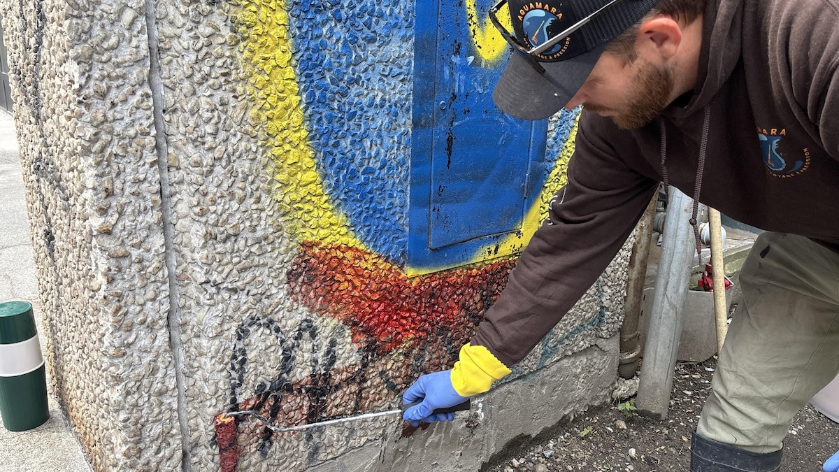 Nettoyer des graffitis tout en se rapprochant d’un emploi