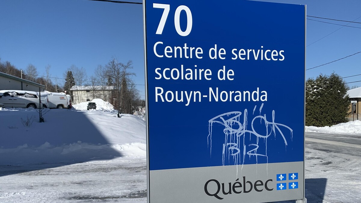 Des lettres et des chiffres sont peints sur l'affiche du Centre de services scolaire de Rouyn-Noranda.