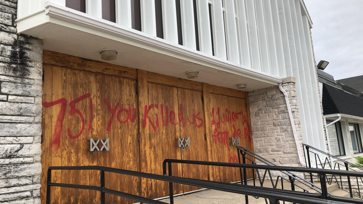 Des graffitis sur la porte de l'église Marie-Immaculée de Sept-Îles.